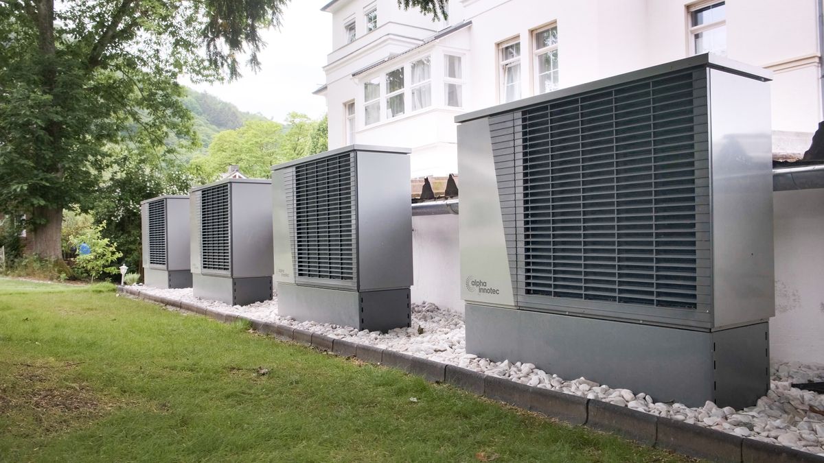 Unité extérieure d’une pompe à chaleur près d’un bâtiment