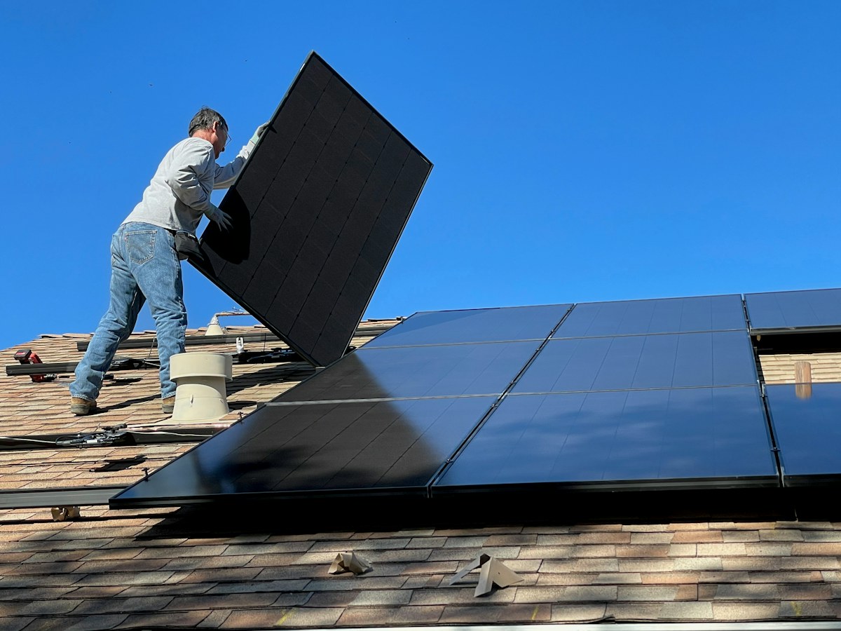 Pose de panneaux photovoltaïques sur une toiture
